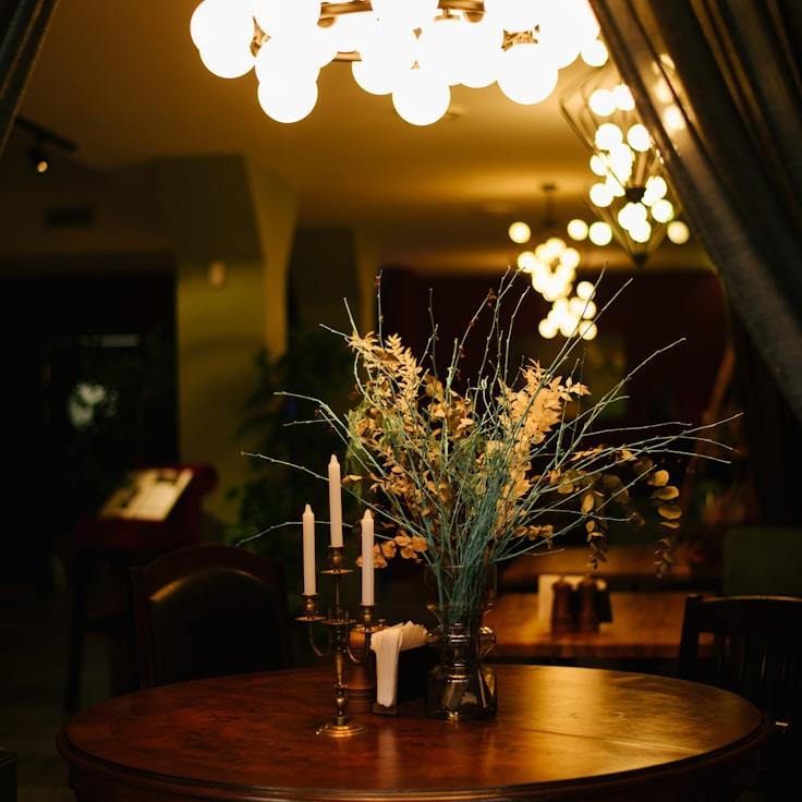 Casual restaurant with booth seating